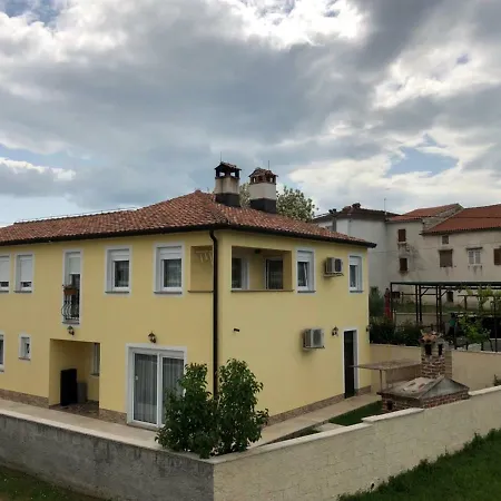 Flora Apartman *