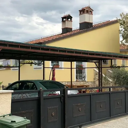 Apartman Flora *