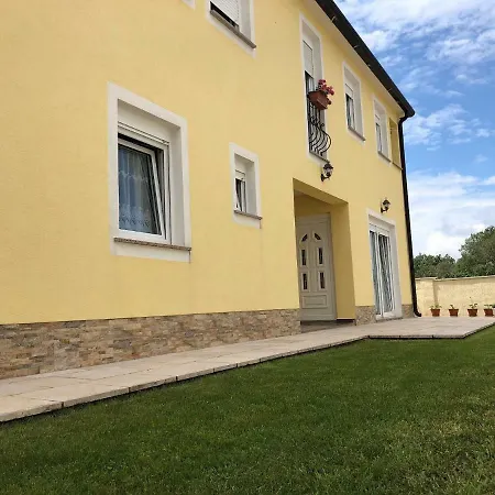 Apartman Flora *